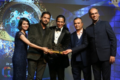Mr.Ishan_Shukla_receiving_the_title_of_Best_Animated_Short__Film_at_Power_Brand_Glam-BFJA_2018_comp
